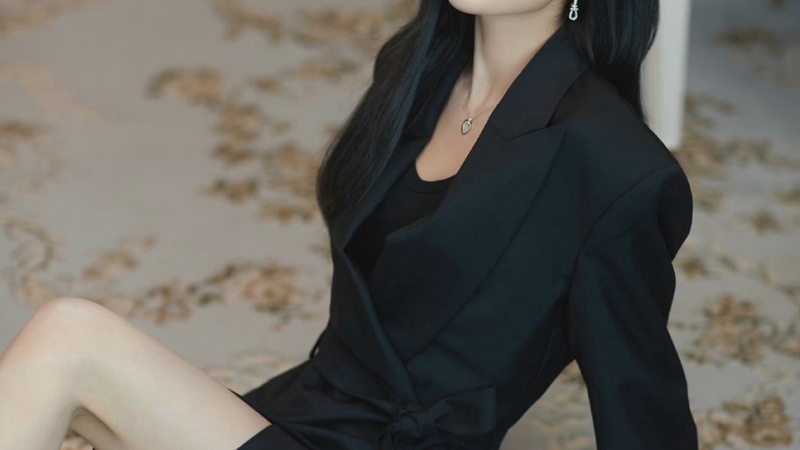 吴宣仪机场大秀美腿引热议穿搭自由与身材审视再成焦点